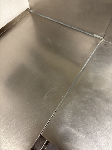 1469014-10 Rostfri diskbänk och intilliggande bänk med hyllplan