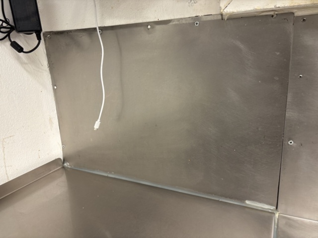 1469014-11 Rostfri diskbänk och intilliggande bänk med hyllplan