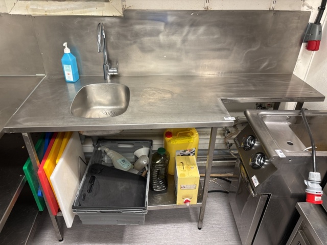 1469014-3 Rostfri diskbänk och intilliggande bänk med hyllplan