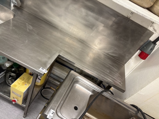 1469014-4 Rostfri diskbänk och intilliggande bänk med hyllplan