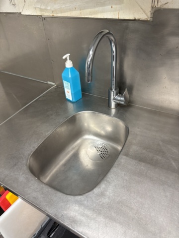 1469014-7 Rostfri diskbänk och intilliggande bänk med hyllplan