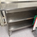 1469014-5 Rostfri diskbänk och intilliggande bänk med hyllplan