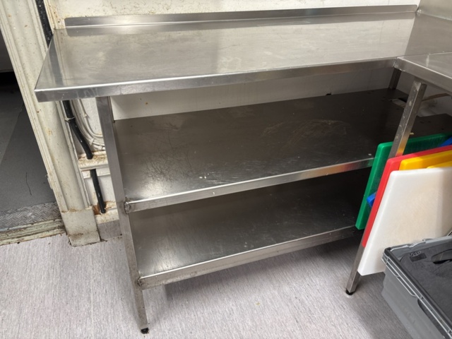 1469014-5 Rostfri diskbänk och intilliggande bänk med hyllplan