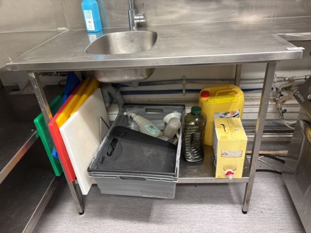 1469014-6 Rostfri diskbänk och intilliggande bänk med hyllplan