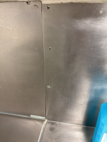 1469014-12 Rostfri diskbänk och intilliggande bänk med hyllplan