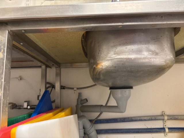 1469014-8 Rostfri diskbänk och intilliggande bänk med hyllplan