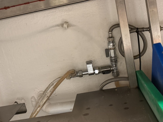 1469014-9 Rostfri diskbänk och intilliggande bänk med hyllplan