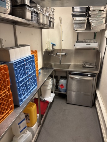 1469017-10 Rostfri diskbänk och intilliggande bänk och hyllor