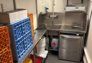 1469017 Rostfri diskbänk och intilliggande bänk och hyllor