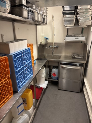 1469017-1 Rostfri diskbänk och intilliggande bänk och hyllor