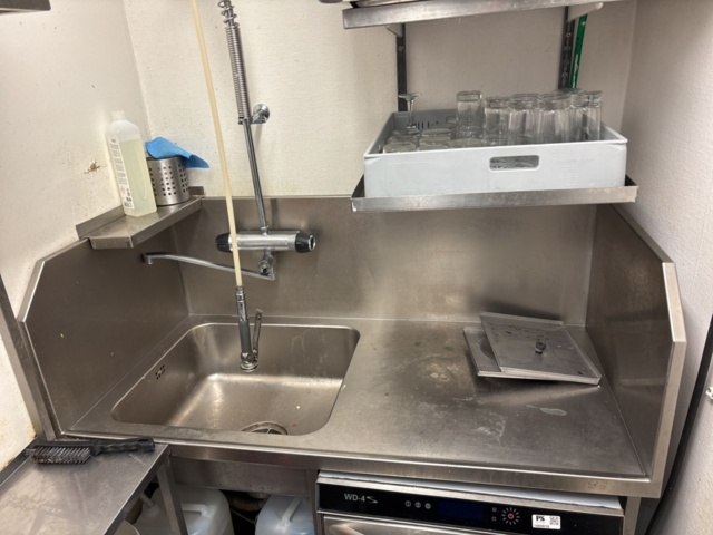 1469017-4 Rostfri diskbänk och intilliggande bänk och hyllor