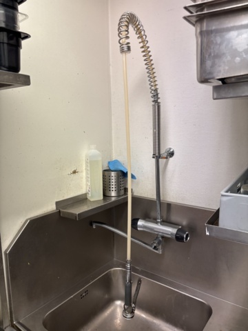 1469017-5 Rostfri diskbänk och intilliggande bänk och hyllor