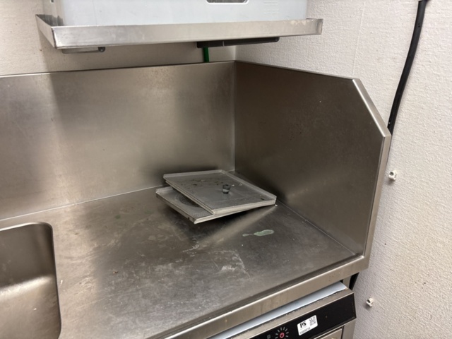 1469017-6 Rostfri diskbänk och intilliggande bänk och hyllor