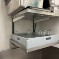 1469017-7 Rostfri diskbänk och intilliggande bänk och hyllor
