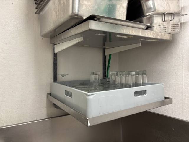 1469017-7 Rostfri diskbänk och intilliggande bänk och hyllor