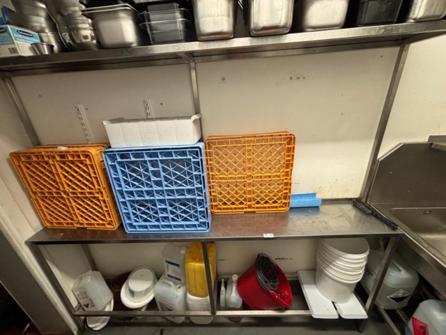 1469017-9 Rostfri diskbänk och intilliggande bänk och hyllor