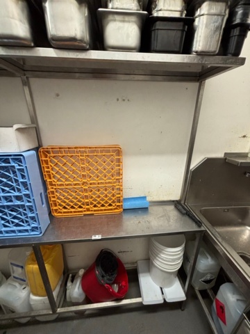 1469017-8 Rostfri diskbänk och intilliggande bänk och hyllor