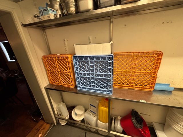 1469017-2 Rostfri diskbänk och intilliggande bänk och hyllor