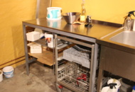 1471198 Två arbetsbänkar i butiken