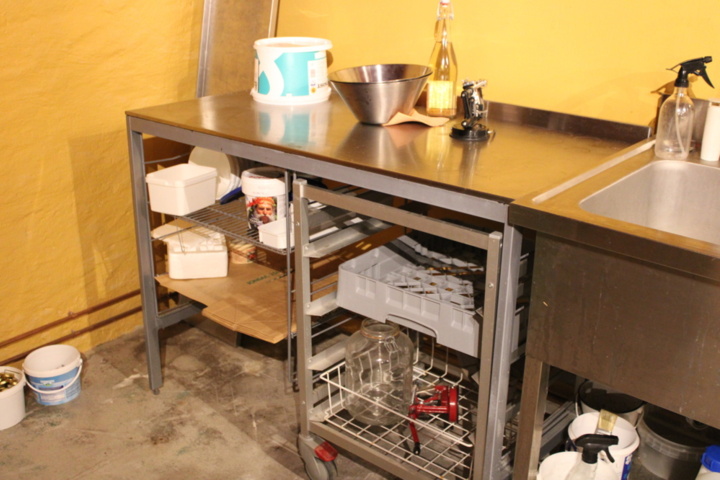 1471198-1 Två arbetsbänkar i butiken