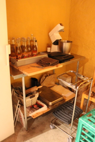 1471198-2 Två arbetsbänkar i butiken