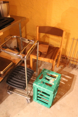 1471198-3 Två arbetsbänkar i butiken