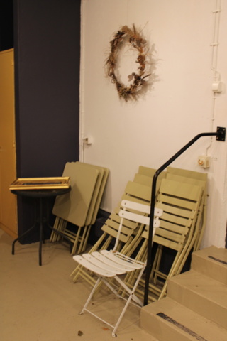 1471202-3 Alla möbler i caféet