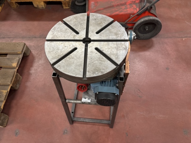 1372880-1 Rotating welding table with electric motor