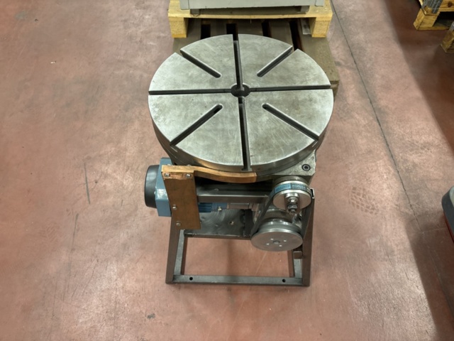 1372880-2 Rotating welding table with electric motor