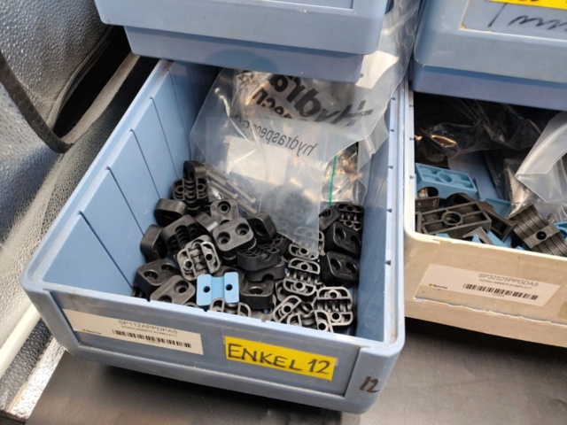 1471053-4 Rörklammer, flera st- Specma, enkel och dubbel