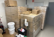 1436273 Ca 20 pallar med både vikta och ovikta kartonger inkl palldragare