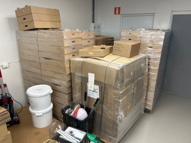 1436273-1 Ca 20 pallar med både vikta och ovikta kartonger inkl palldragare