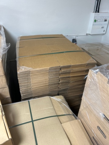 1436273-3 Ca 20 pallar med både vikta och ovikta kartonger inkl palldragare