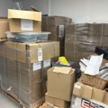 1436273-5 Ca 20 pallar med både vikta och ovikta kartonger inkl palldragare