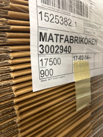 1436273-7 Ca 20 pallar med både vikta och ovikta kartonger inkl palldragare