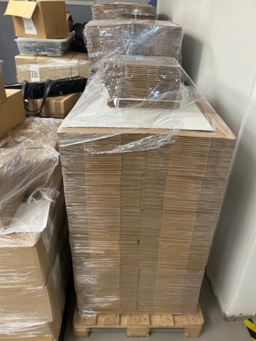 1436273-8 Ca 20 pallar med både vikta och ovikta kartonger inkl palldragare