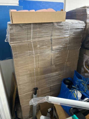 1436273-9 Ca 20 pallar med både vikta och ovikta kartonger inkl palldragare