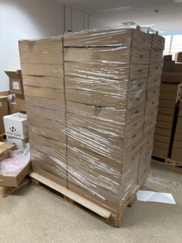 1436273-10 Ca 20 pallar med både vikta och ovikta kartonger inkl palldragare