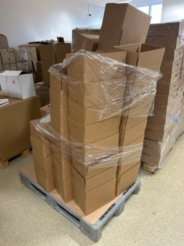 1436273-11 Ca 20 pallar med både vikta och ovikta kartonger inkl palldragare