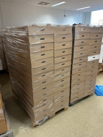1436273-12 Ca 20 pallar med både vikta och ovikta kartonger inkl palldragare