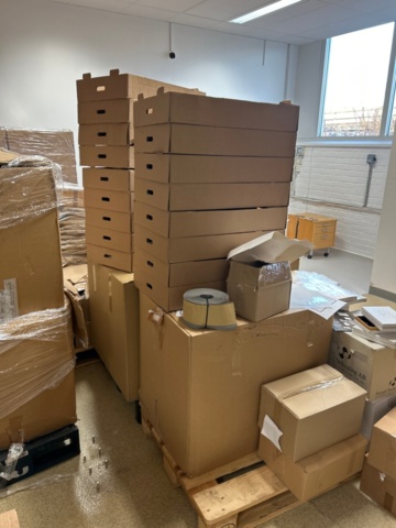 1436273-15 Ca 20 pallar med både vikta och ovikta kartonger inkl palldragare