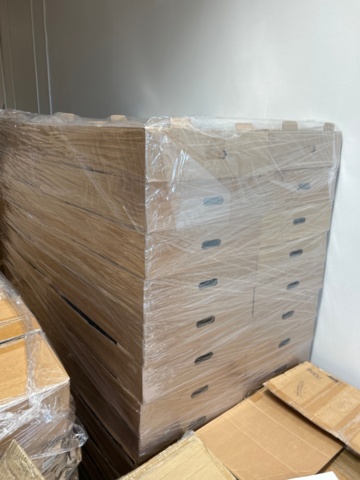 1436273-16 Ca 20 pallar med både vikta och ovikta kartonger inkl palldragare