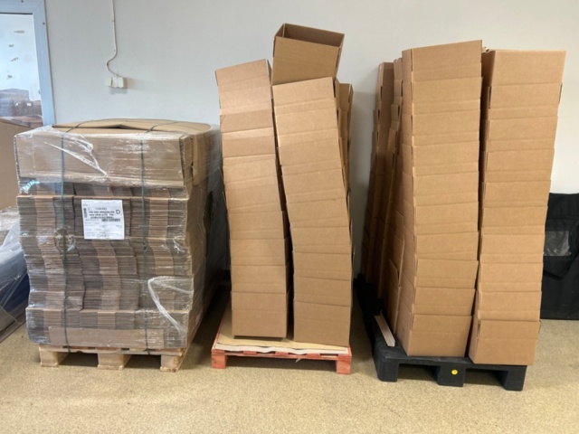 1436273-17 Ca 20 pallar med både vikta och ovikta kartonger inkl palldragare