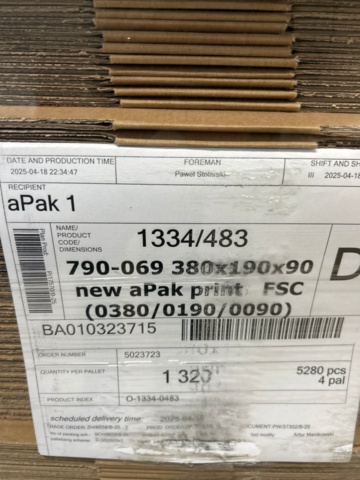 1436273-18 Ca 20 pallar med både vikta och ovikta kartonger inkl palldragare