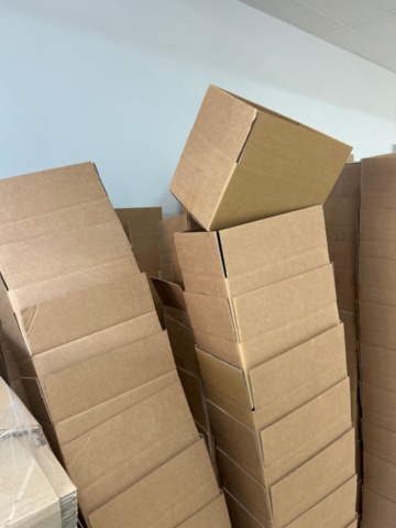 1436273-19 Ca 20 pallar med både vikta och ovikta kartonger inkl palldragare