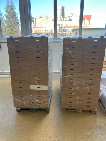 1436273-20 Ca 20 pallar med både vikta och ovikta kartonger inkl palldragare