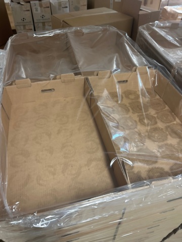 1436273-13 Ca 20 pallar med både vikta och ovikta kartonger inkl palldragare