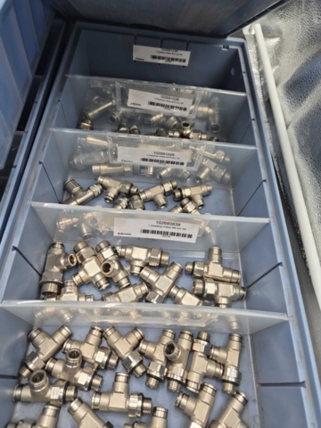 1471065-8 Parti med tryckluftskopplingar – raka, T- och L-kopplingar