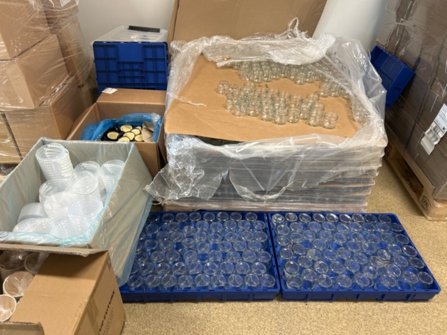 1436283-1 Samling med glasburkar, silikonformar, engångsmaterial och sopkärl