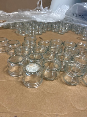 1436283-2 Samling med glasburkar, silikonformar, engångsmaterial och sopkärl